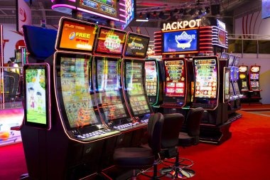 Studio produksi acara permainan langsung homtogel dengan host profesional dan kamera broadcast